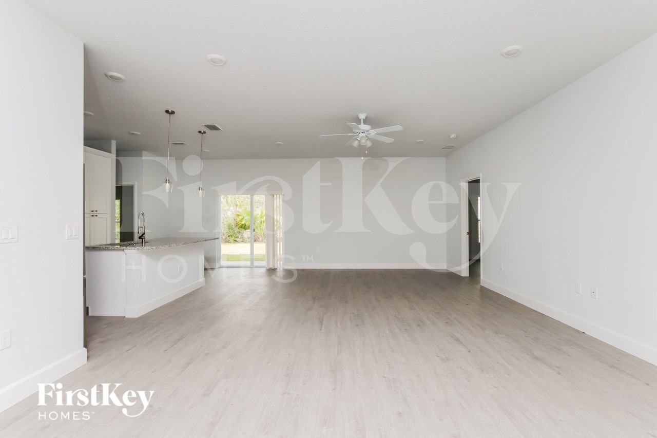 543 Waterside Rd Se - Photo 3 of 16