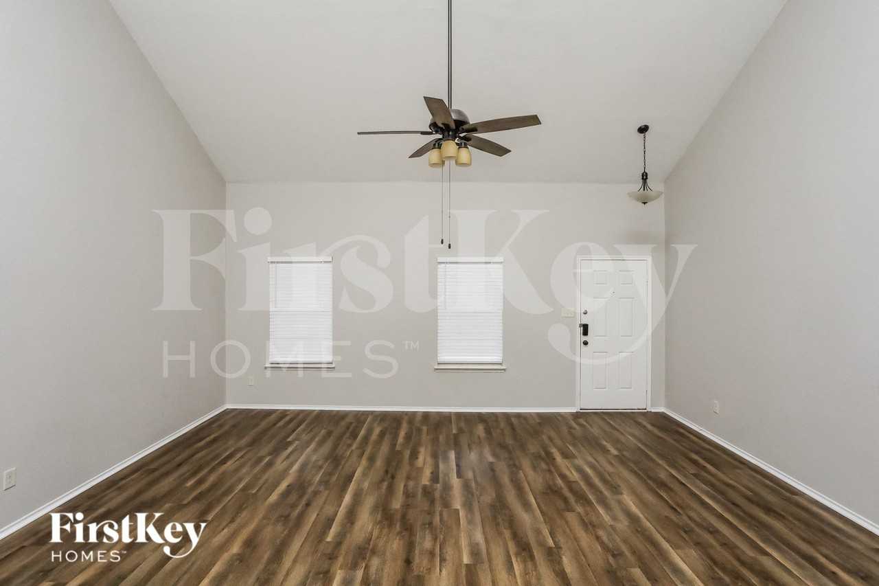 2812 Aberdeen Rd - Photo 2 of 15