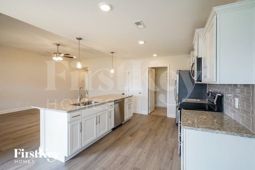 1018 Creek Way - Photo 4 of 15