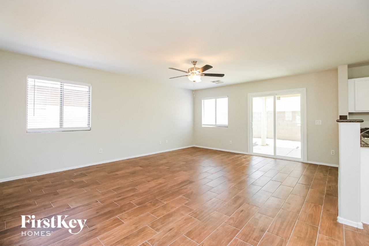 2457 E Meadow Creek Way - Photo 2 of 15