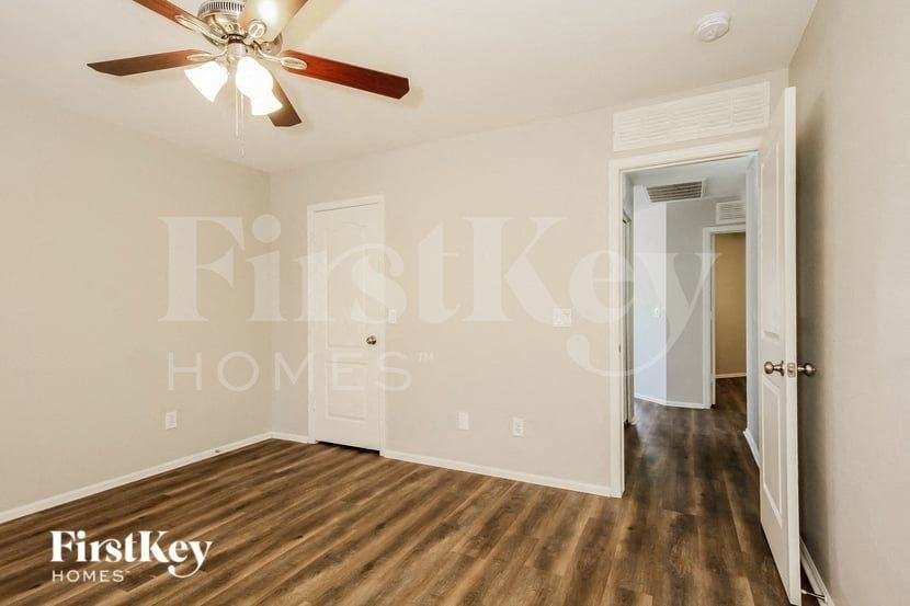 23668 W Parkway Dr - Photo 7 of 16