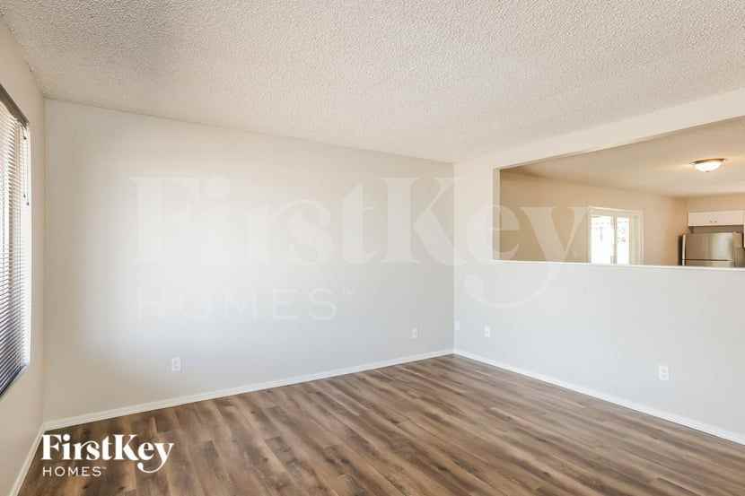 4431 W Sierra St - Photo 3 of 15
