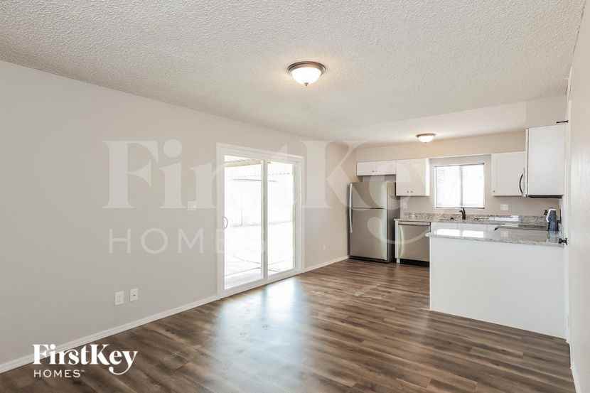 4431 W Sierra St - Photo 5 of 15