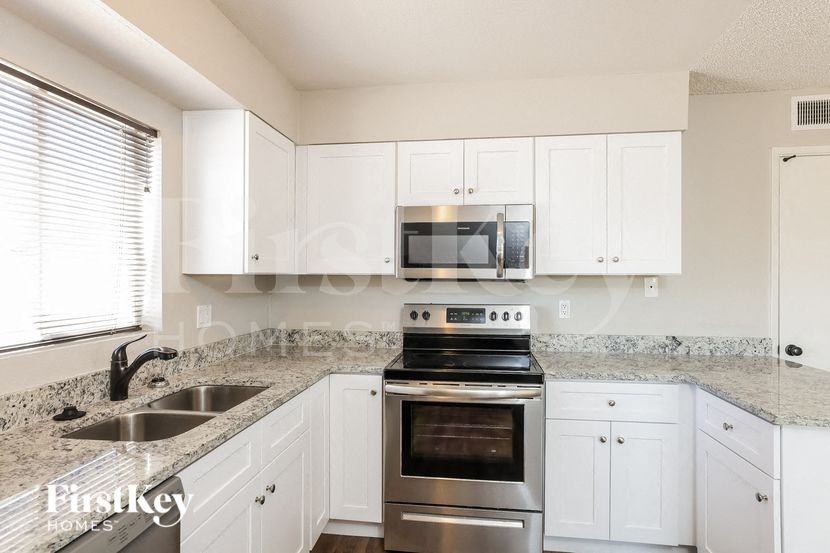 4431 W Sierra St - Photo 7 of 15