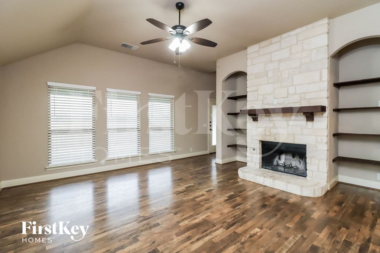 1121 Marigold Dr - Photo 3 of 15