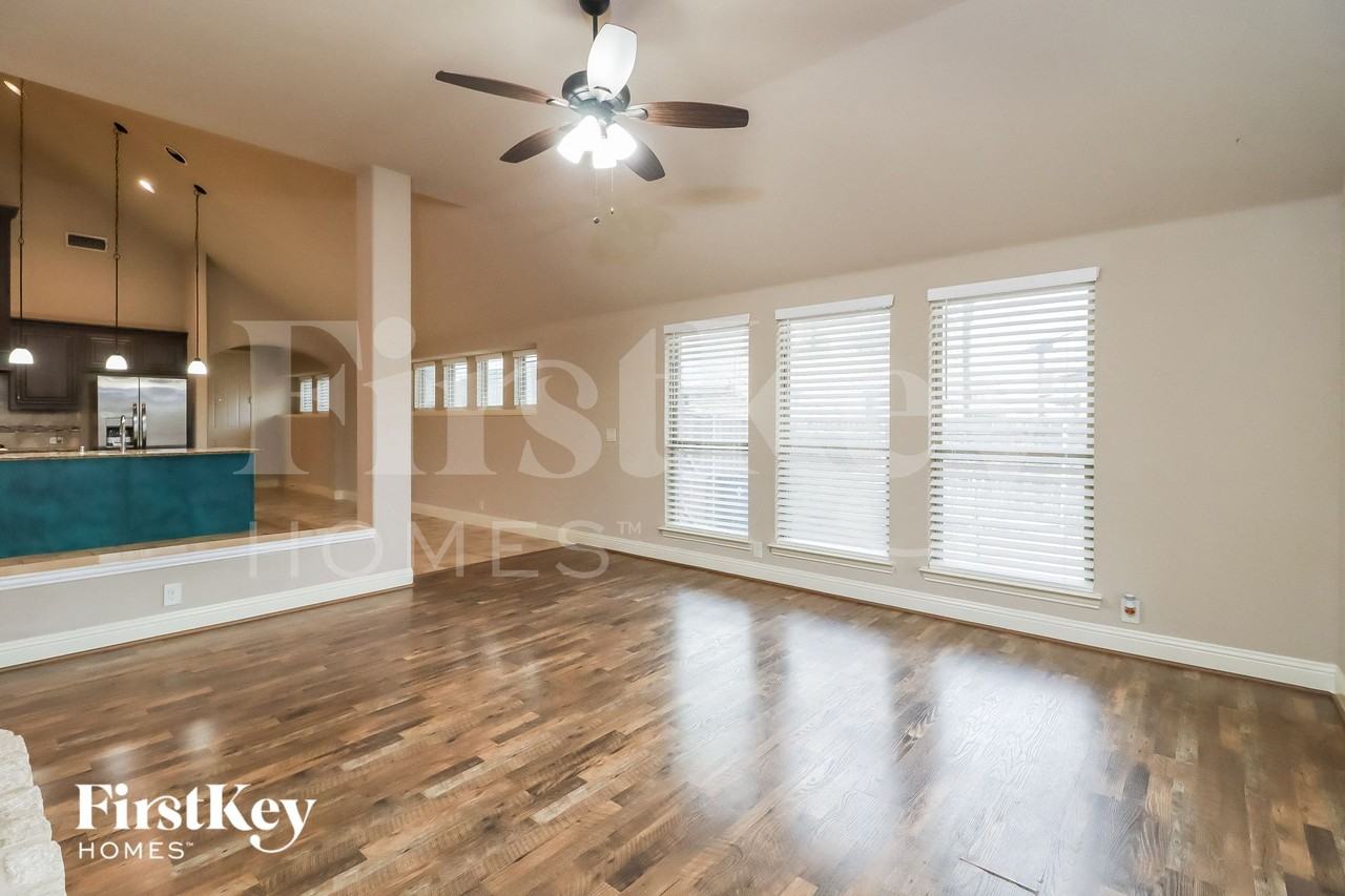 1121 Marigold Dr - Photo 4 of 15