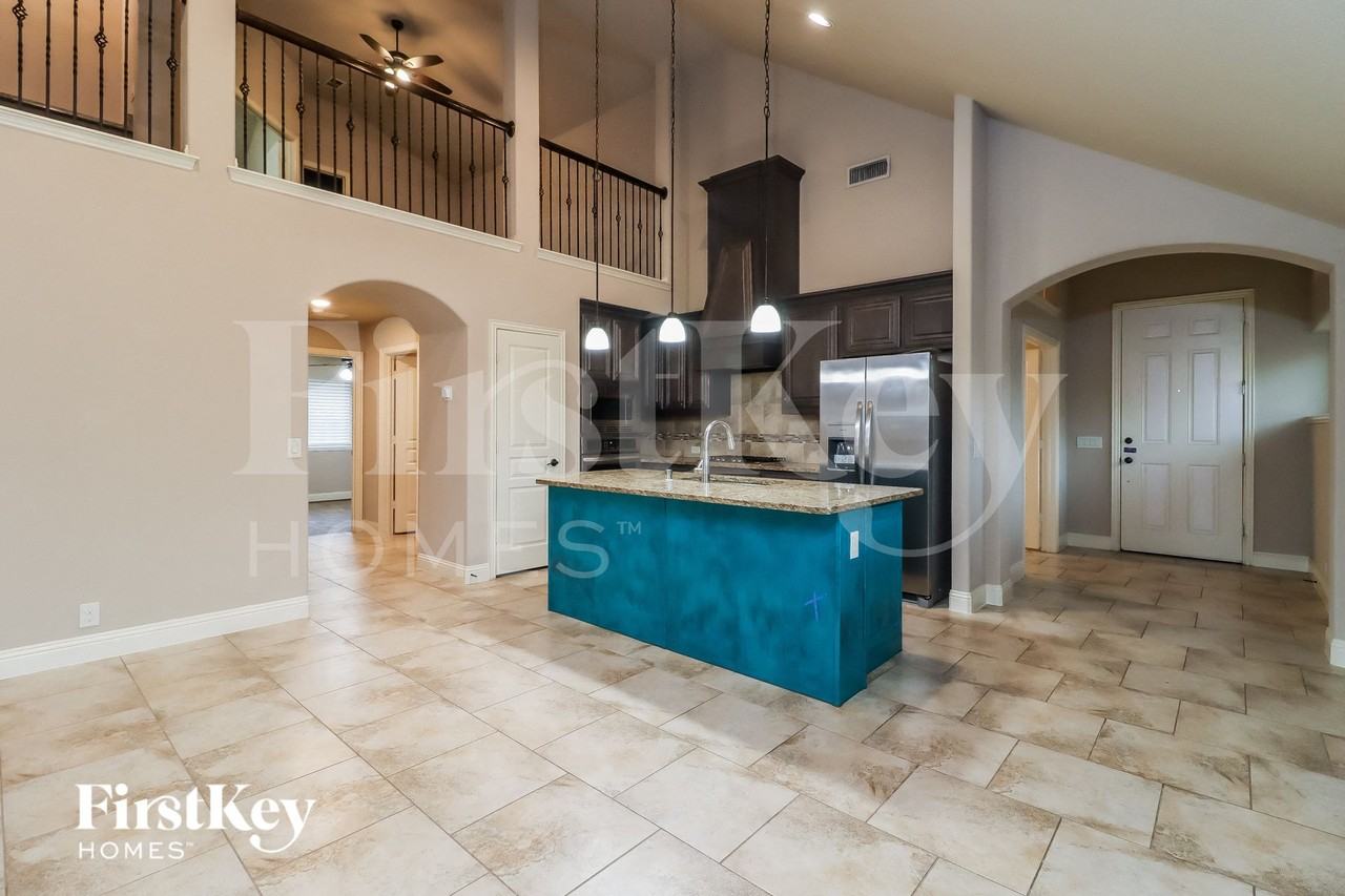 1121 Marigold Dr - Photo 5 of 15