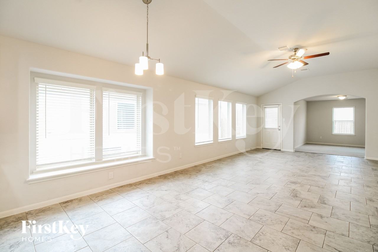 723 Norwalk Dr - Photo 4 of 15