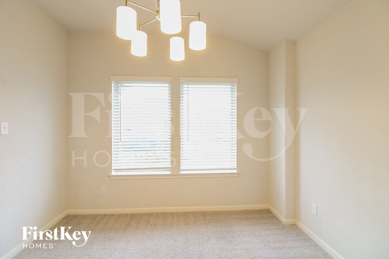 723 Norwalk Dr - Photo 5 of 15