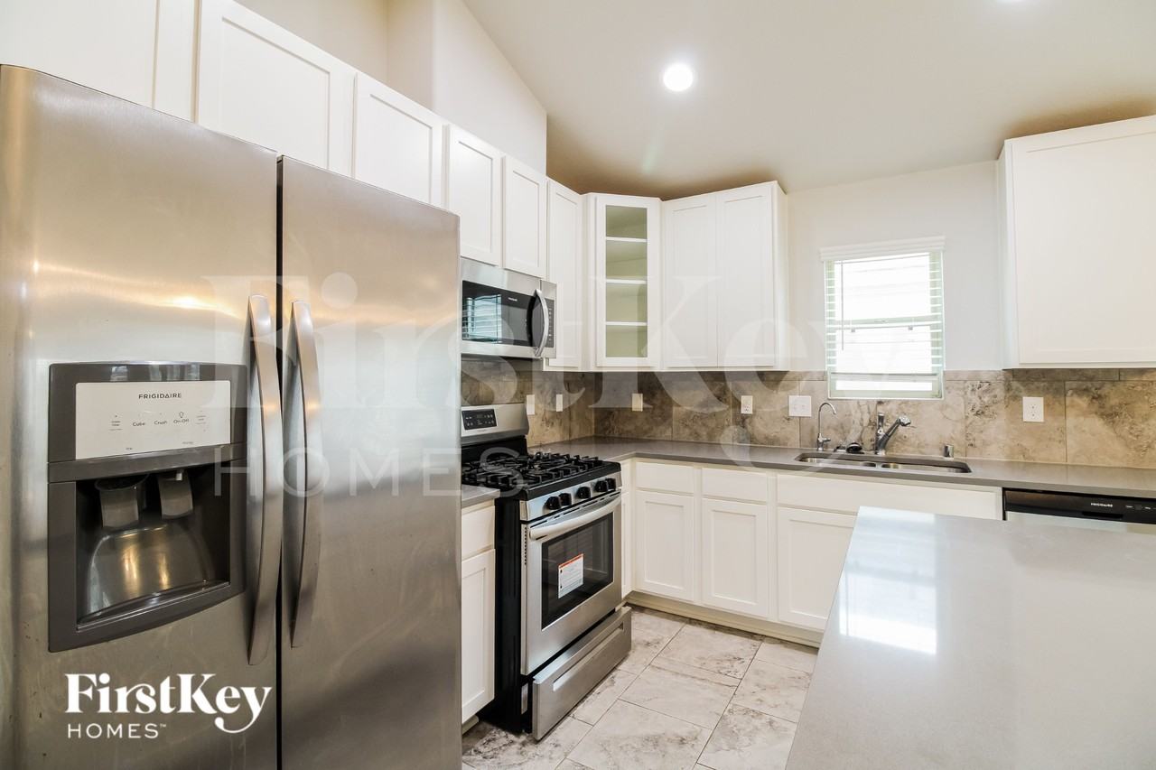 723 Norwalk Dr - Photo 6 of 15