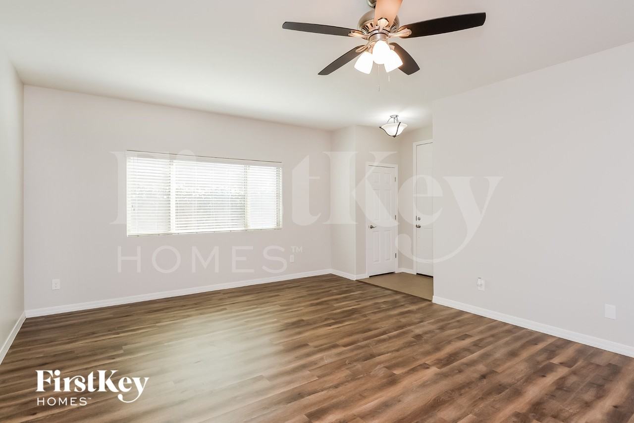 1408 W Nectarine Ave - Photo 4 of 15