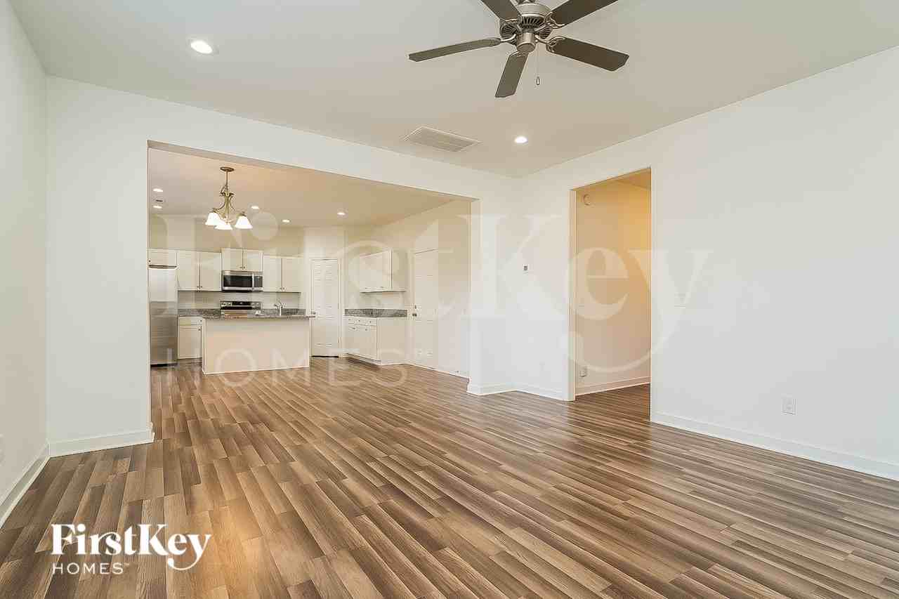 1816 Yarborough Dr - Photo 4 of 15