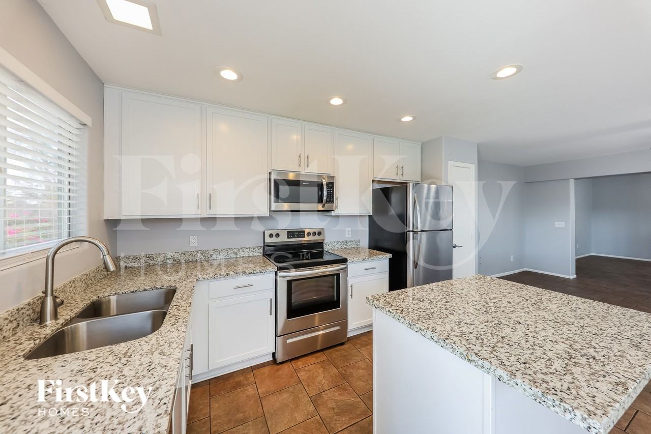 17443 N 28th Ave - Photo 6 of 16
