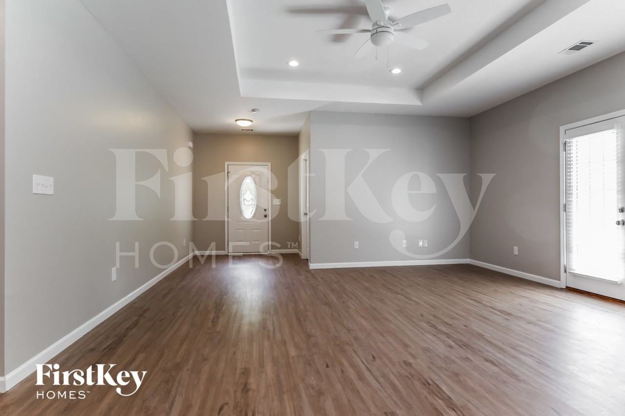 593 South St - Photo 2 of 14