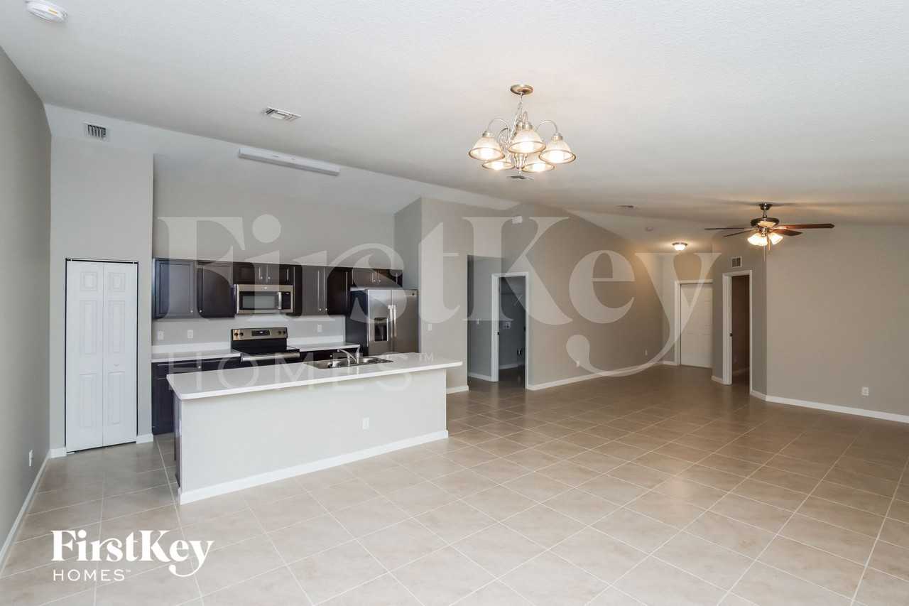 591 Brickell St Se - Photo 4 of 15