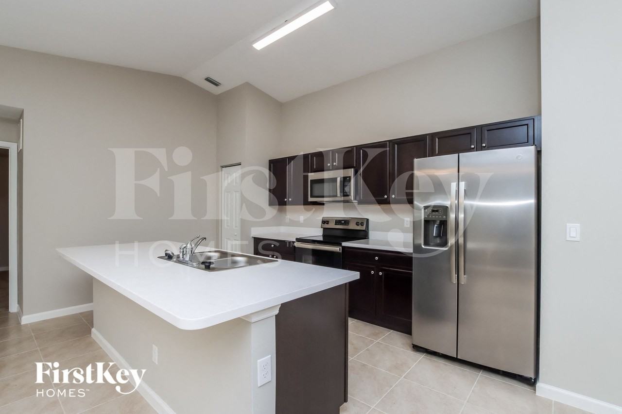 591 Brickell St Se - Photo 5 of 15