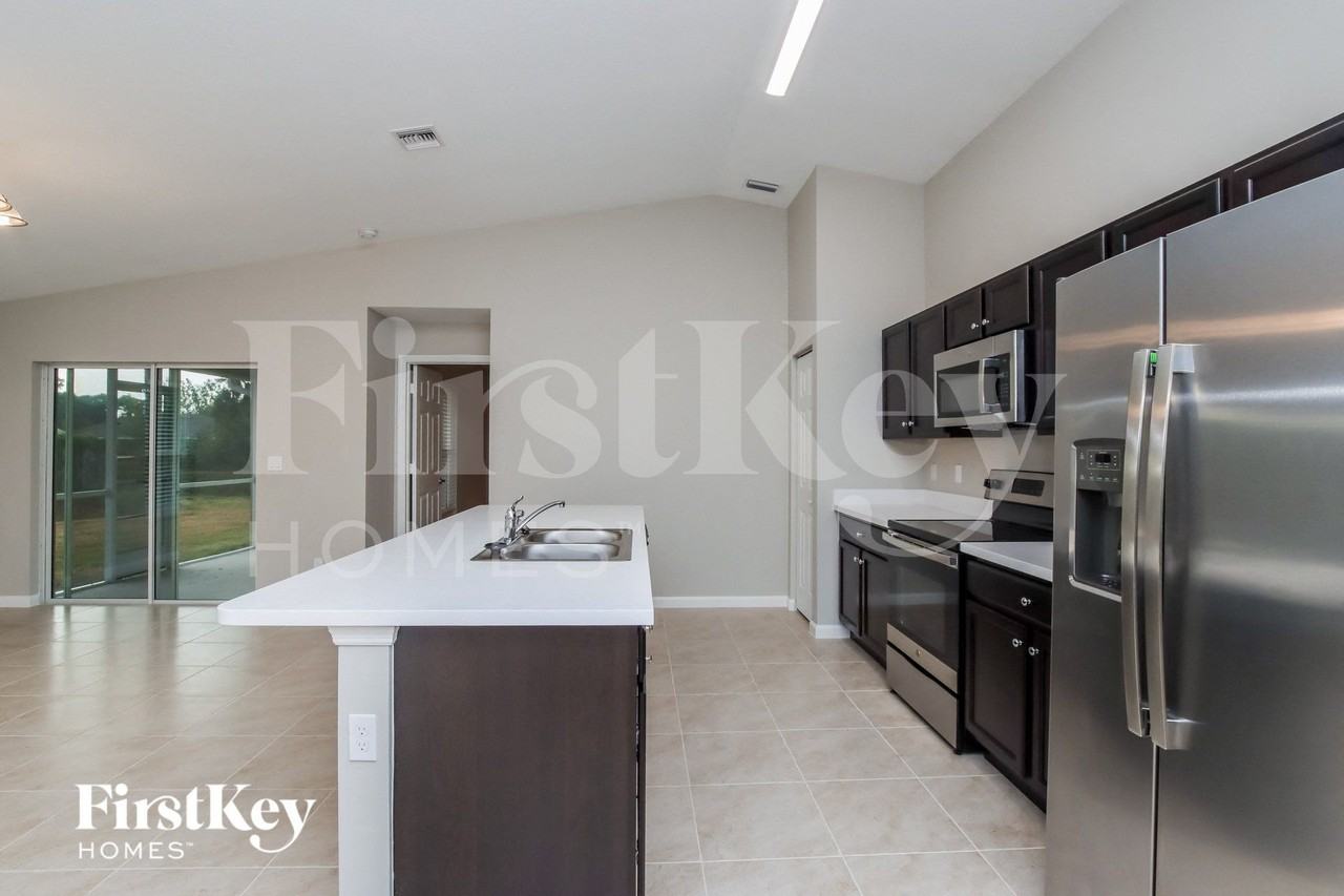 591 Brickell St Se - Photo 6 of 15