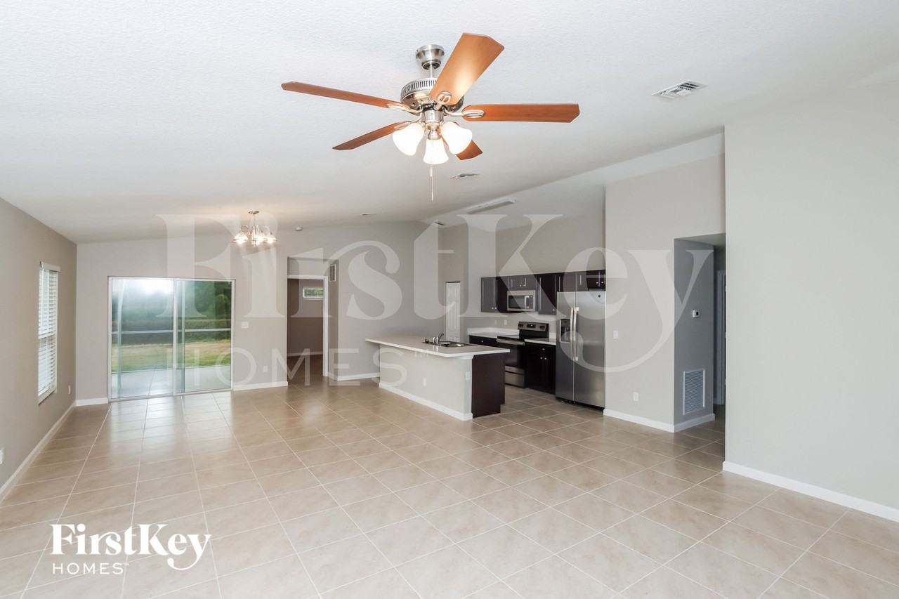 591 Brickell St Se - Photo 7 of 15