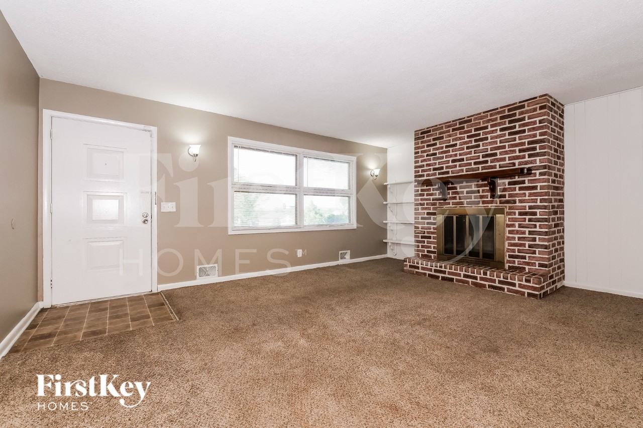 7438 Parallel Pkwy - Photo 2 of 16