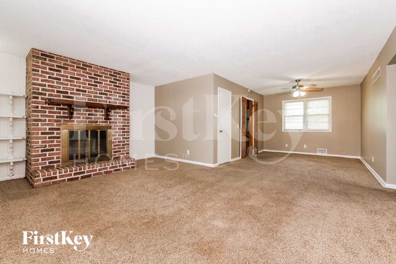 7438 Parallel Pkwy - Photo 3 of 16