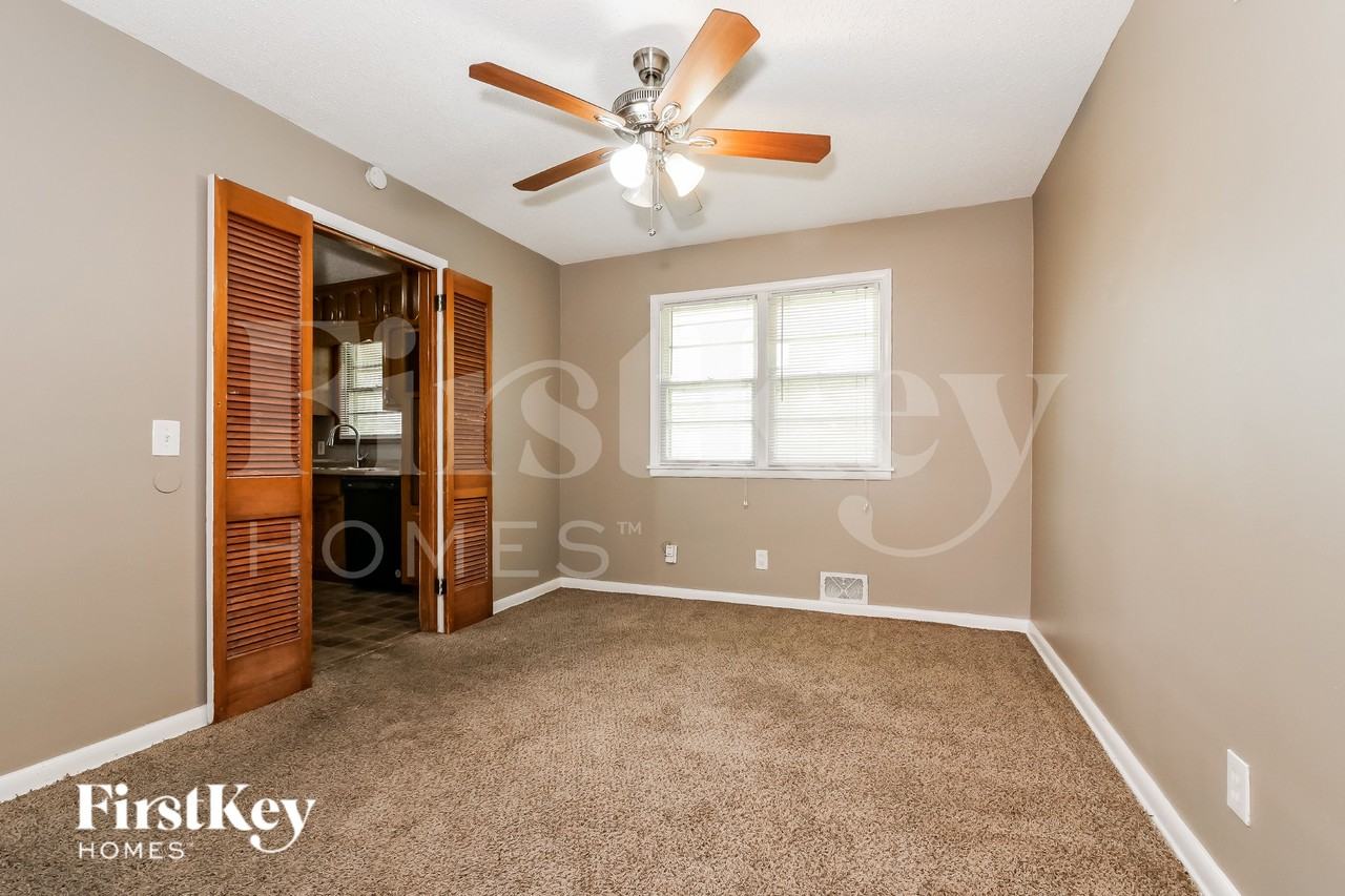 7438 Parallel Pkwy - Photo 4 of 16
