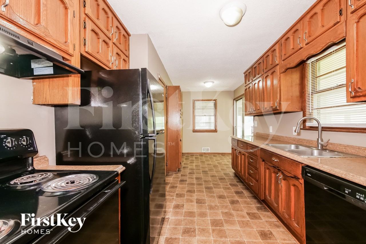 7438 Parallel Pkwy - Photo 5 of 16