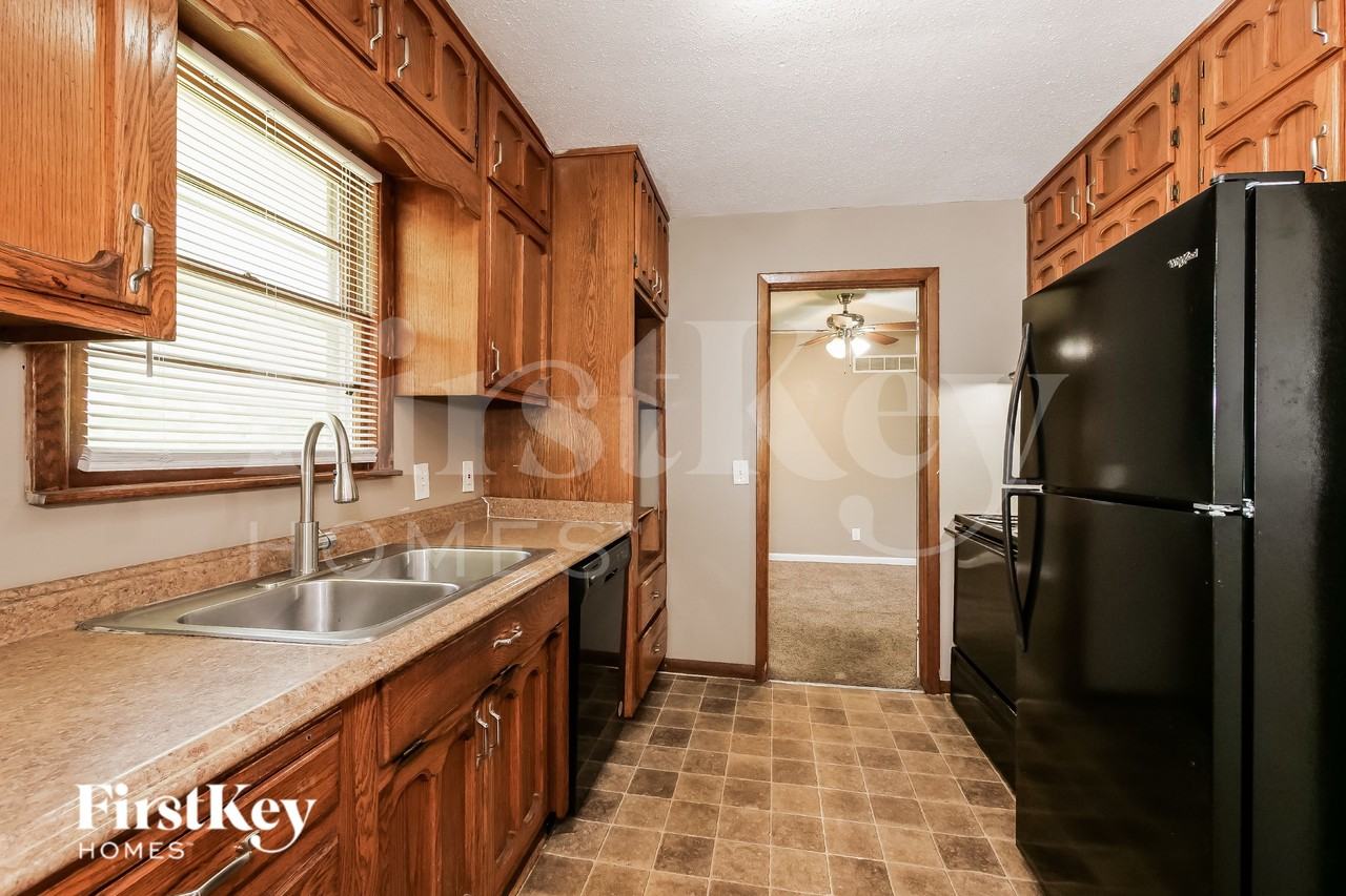 7438 Parallel Pkwy - Photo 6 of 16