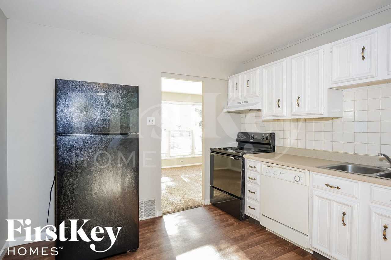 4505 Washington St - Photo 5 of 15