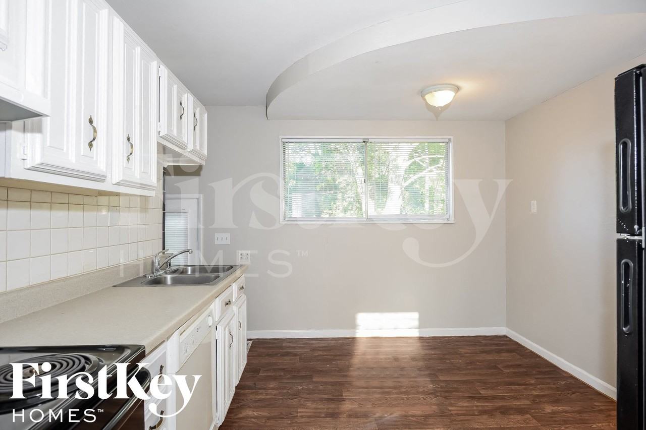 4505 Washington St - Photo 6 of 15