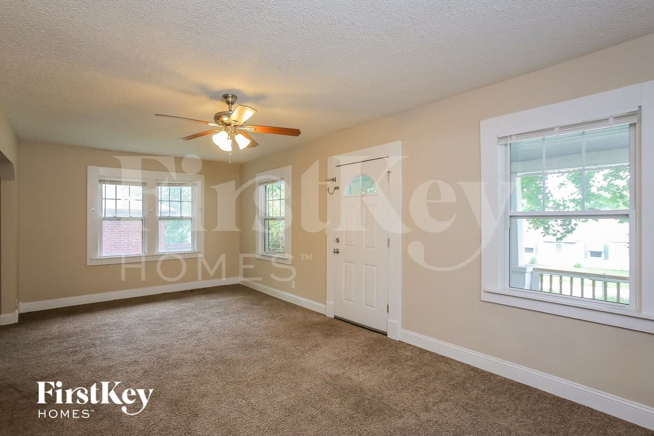 4459 N Chestnut Ave - Photo 3 of 15
