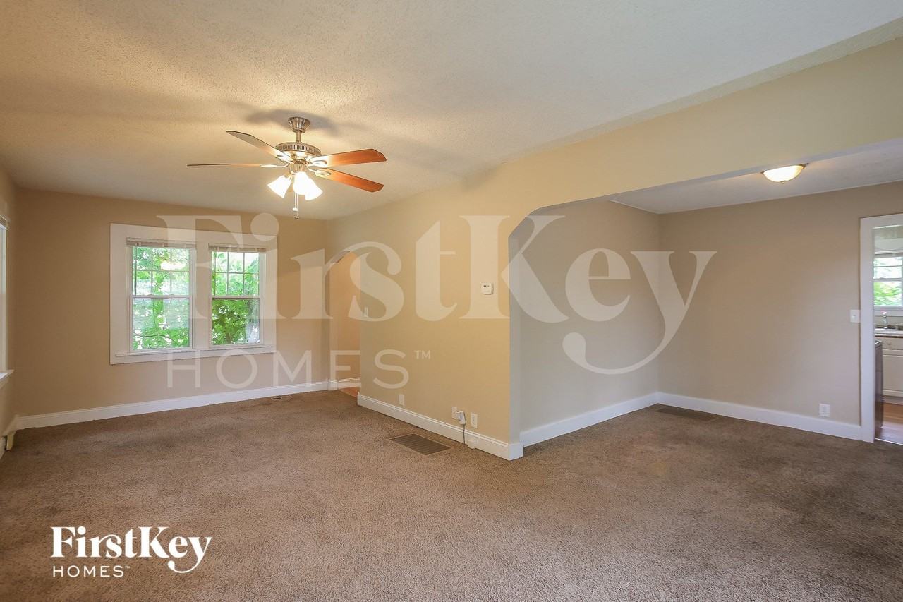 4459 N Chestnut Ave - Photo 4 of 15