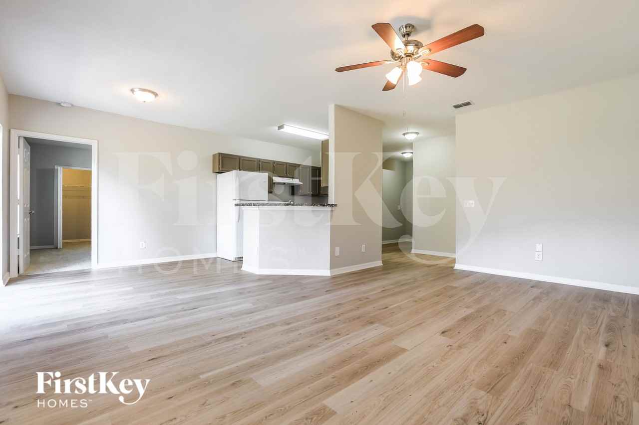 4167 N Biscayne Dr - Photo 3 of 15