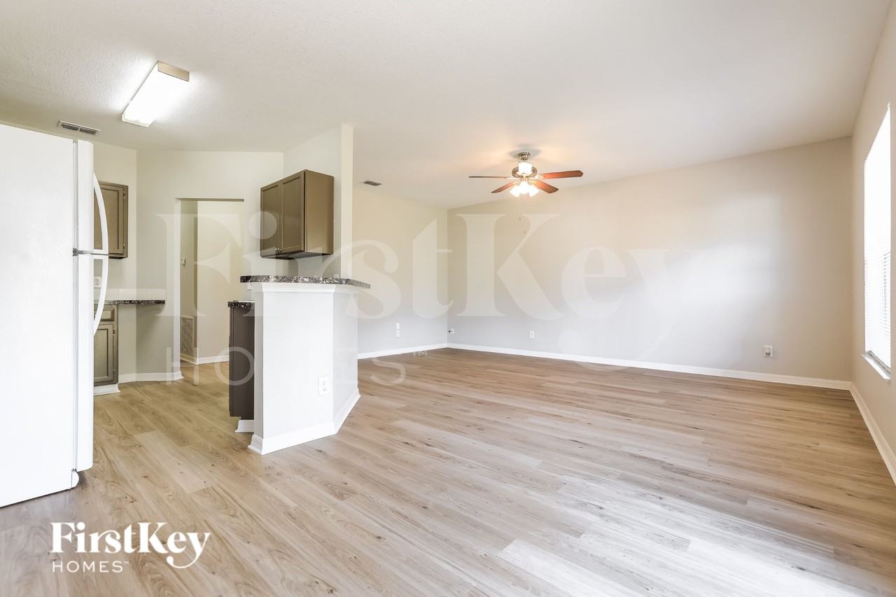 4167 N Biscayne Dr - Photo 4 of 15