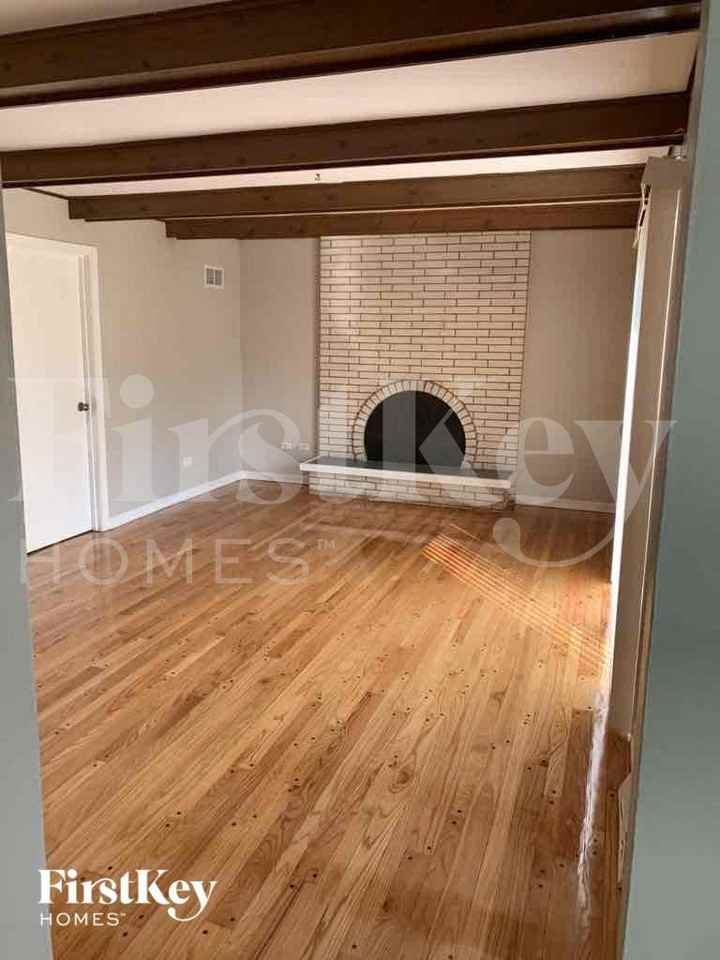 3512 Oak St - Photo 4 of 13