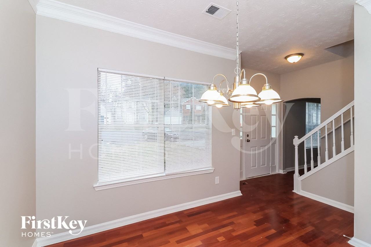3010 Scepter Dr - Photo 3 of 15