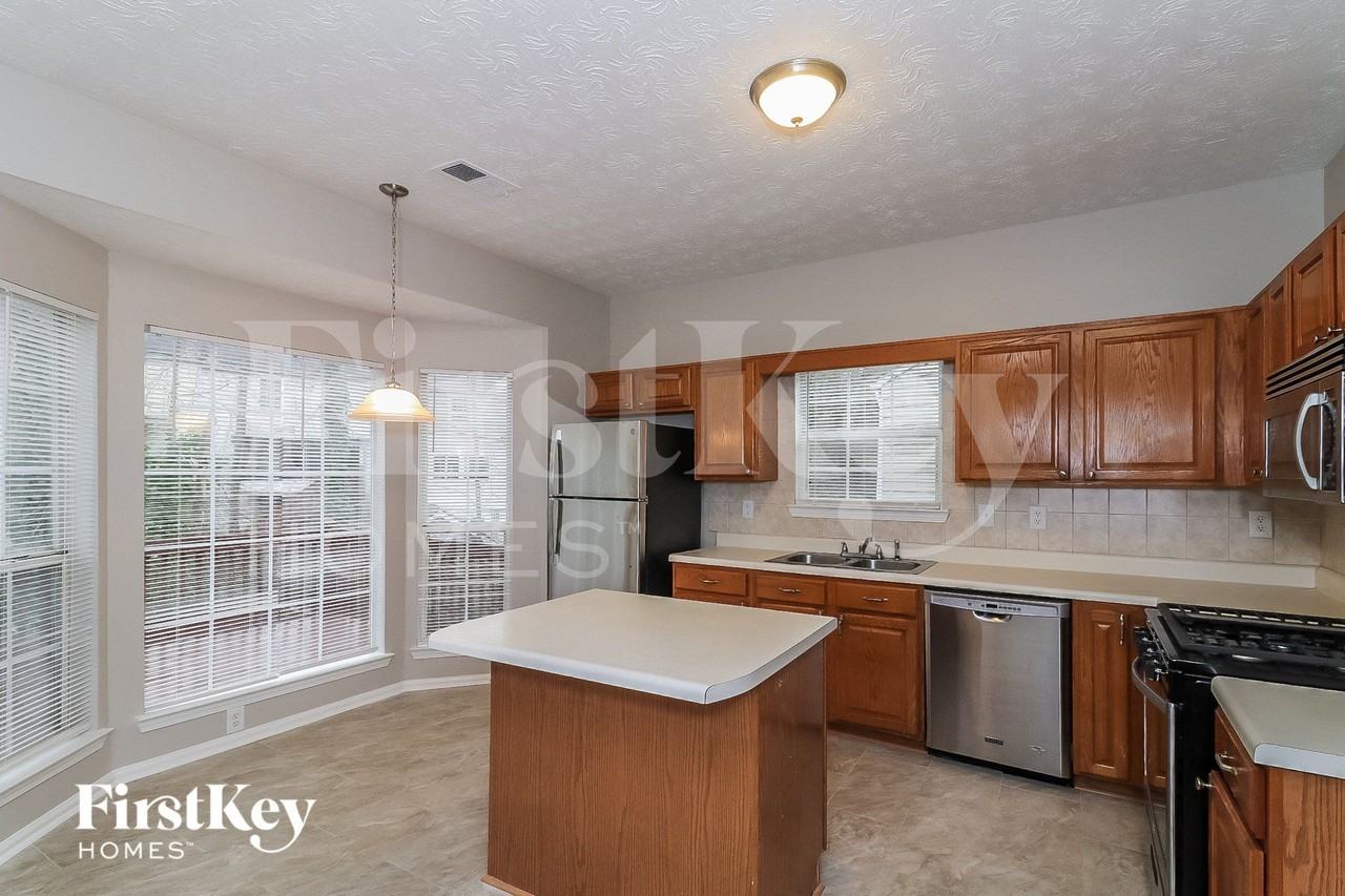 3010 Scepter Dr - Photo 4 of 15