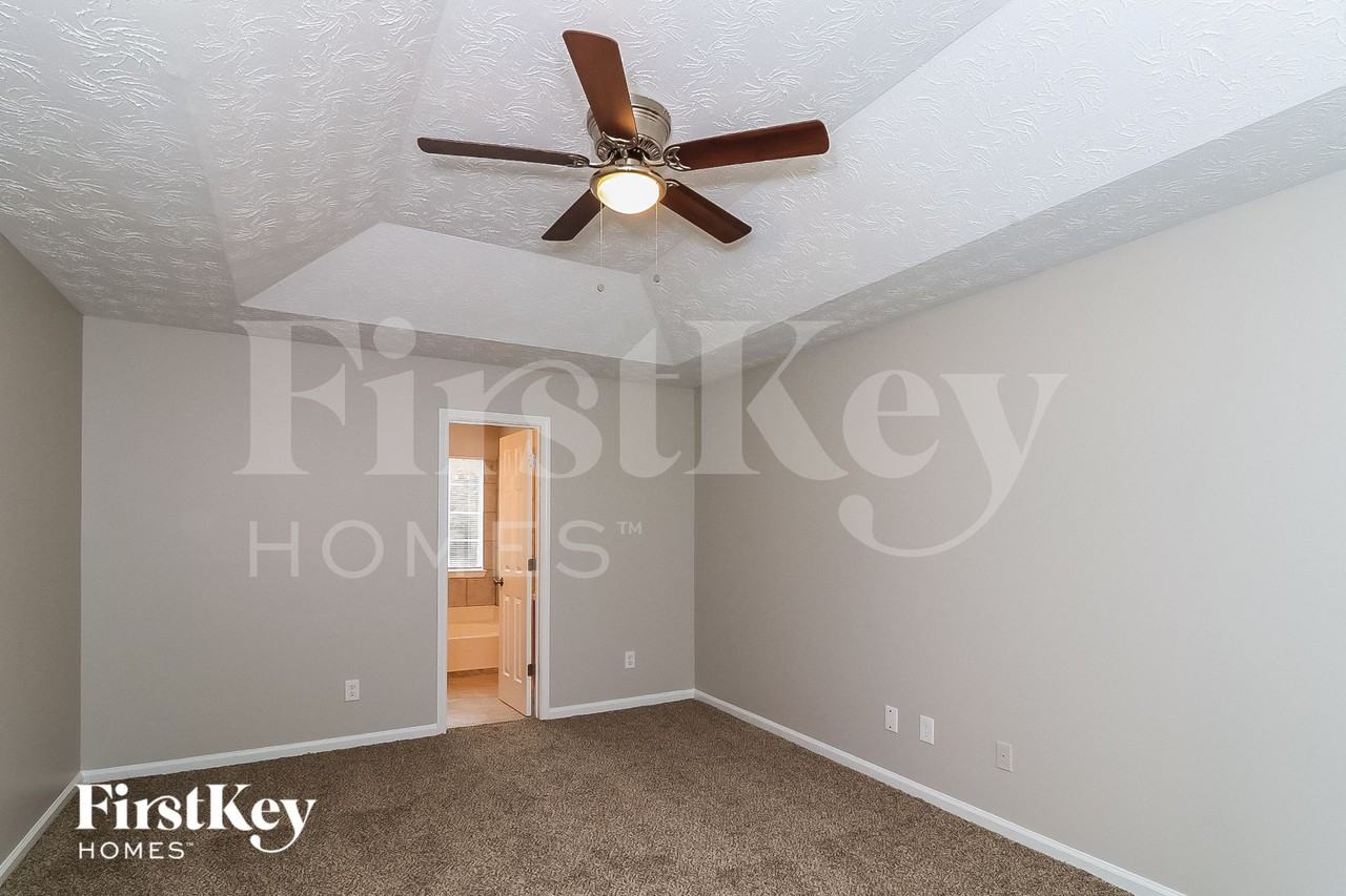 3010 Scepter Dr - Photo 5 of 15