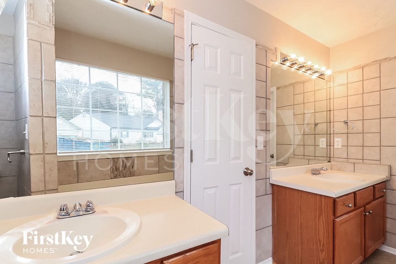 3010 Scepter Dr - Photo 6 of 15