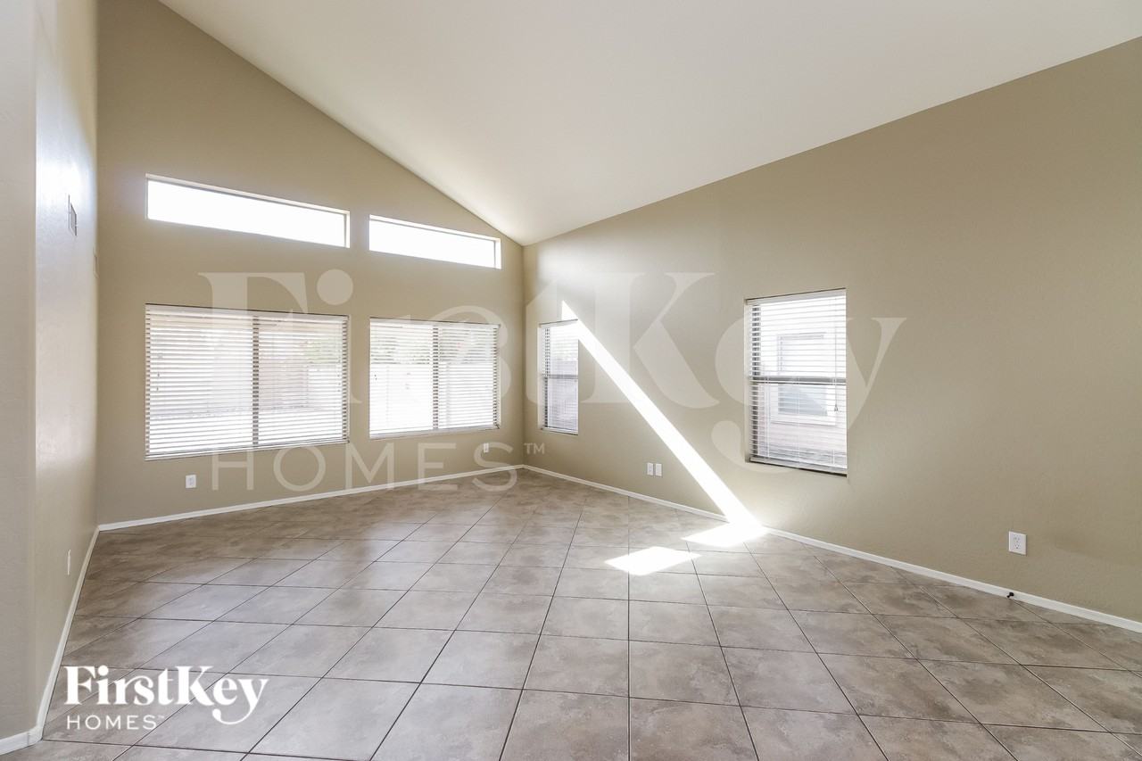 2501 W Mericrest Way - Photo 2 of 15