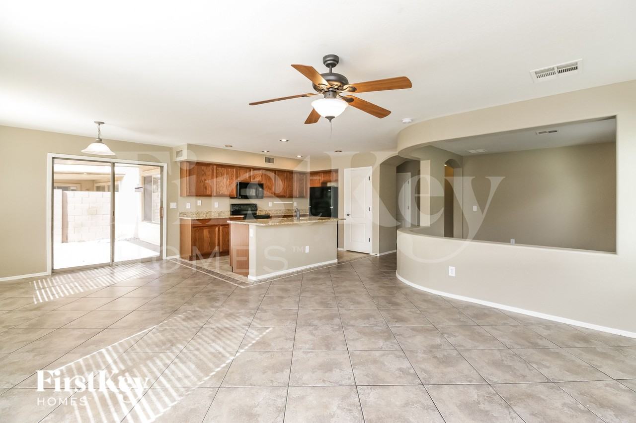 2501 W Mericrest Way - Photo 4 of 15