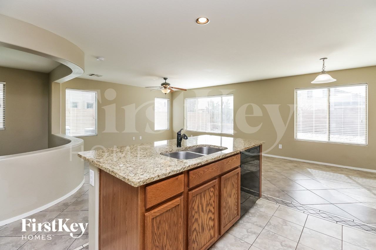 2501 W Mericrest Way - Photo 5 of 15