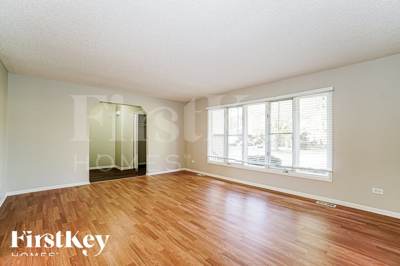 22459 Riverside Dr - Photo 3 of 15