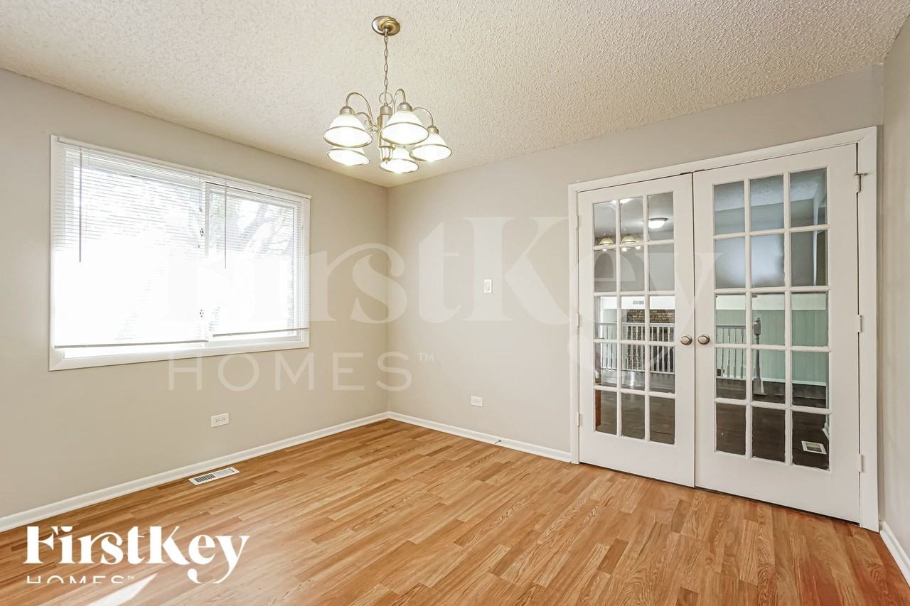 22459 Riverside Dr - Photo 4 of 15