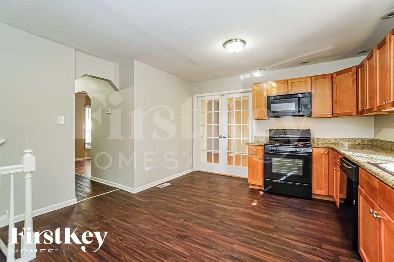 22459 Riverside Dr - Photo 5 of 15