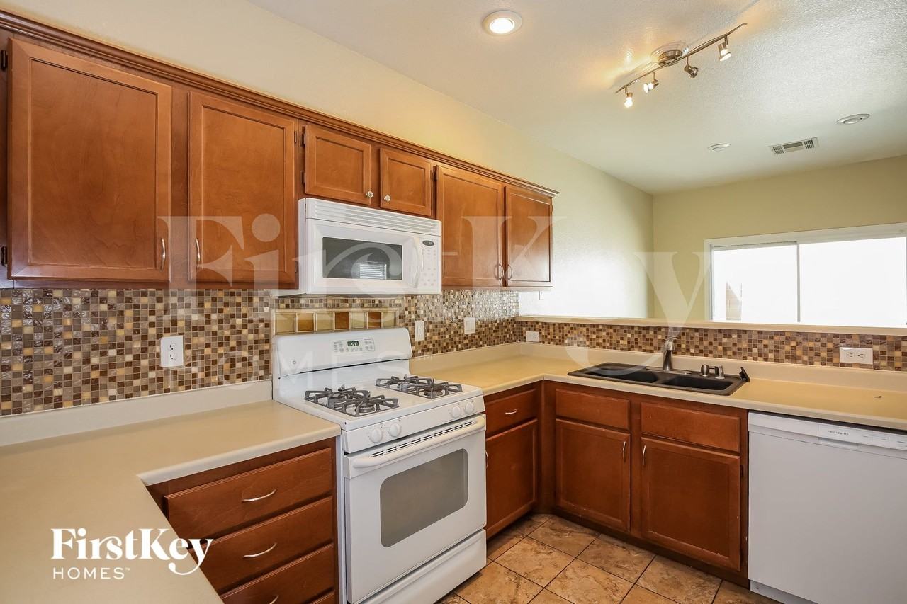 1158 Shades End Ave - Photo 7 of 15