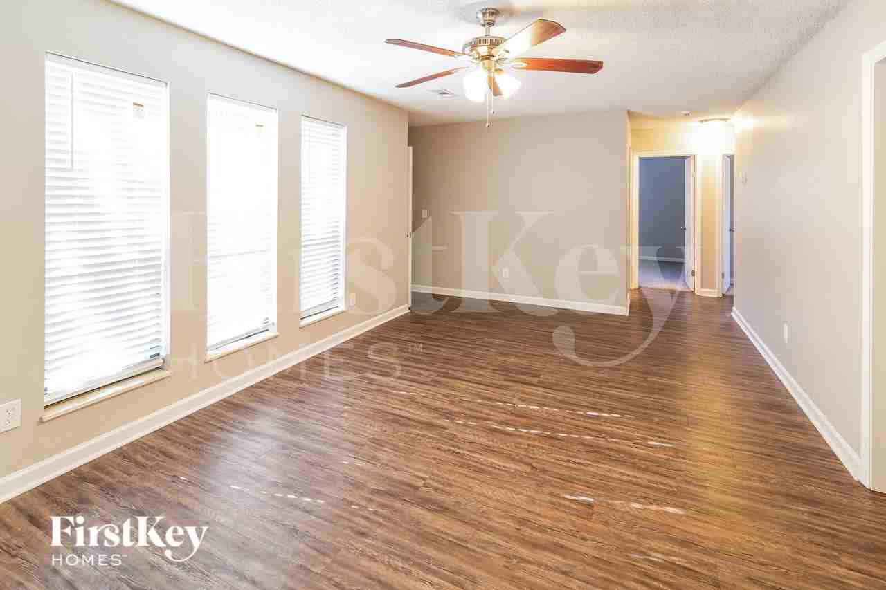 111 Boone Dr - Photo 3 of 15