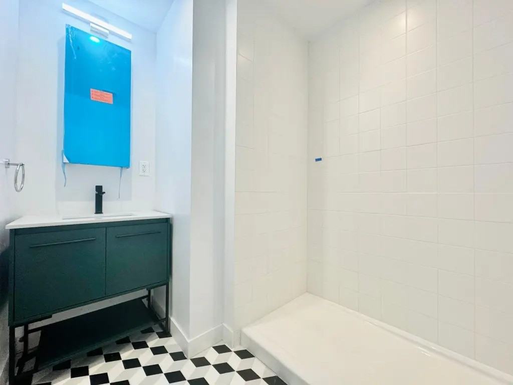 Private Bedroom in 6 Bedroom/2 Bathroom Home - Photo 5 of 13