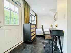 Private Bedroom in 5 Bedroom/2 Bathroom Home - Photo 1 of 1