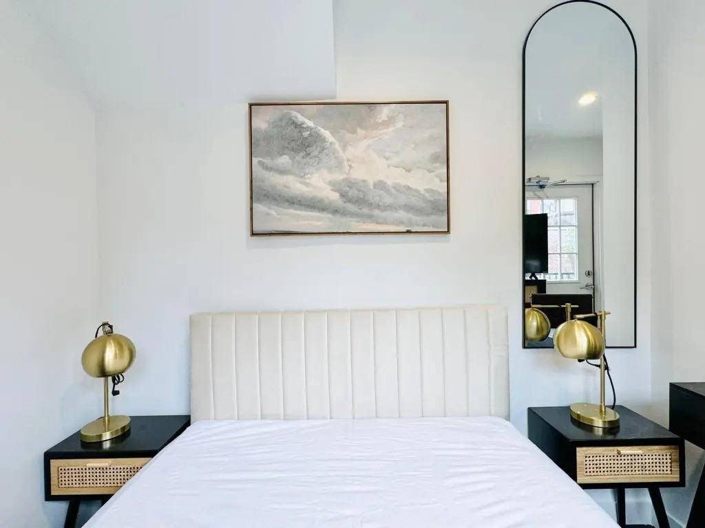 Private Bedroom in 5 Bedroom/2 Bathroom Home - Photo 3 of 8