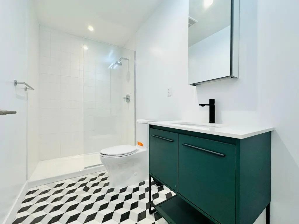 Private Bedroom in 5 Bedroom/2 Bathroom Home - Photo 7 of 8